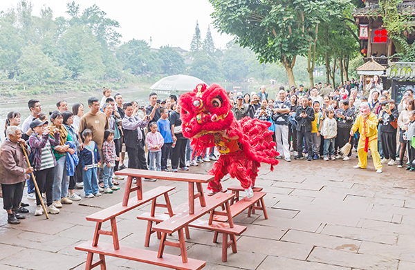 眉山洪雅:国庆氛围超燃 柳江古镇万人齐唱《歌唱祖国》_fororder_游客在柳江古镇观看表演-供图-洪雅县委宣传部