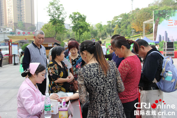 图片默认标题_fororder_现场义诊（摄影-杨梦婧）