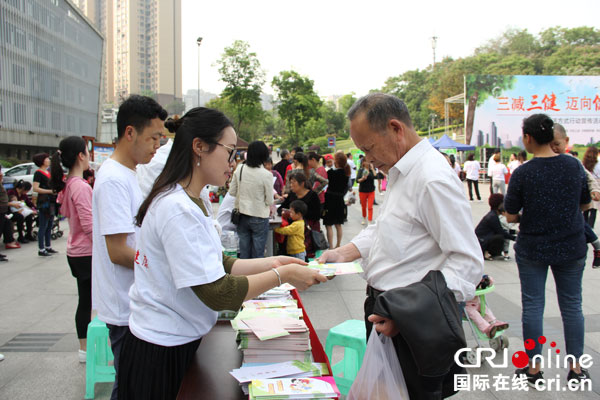 图片默认标题_fororder_工作人员向市民发放宣传资料（摄影-杨梦婧）