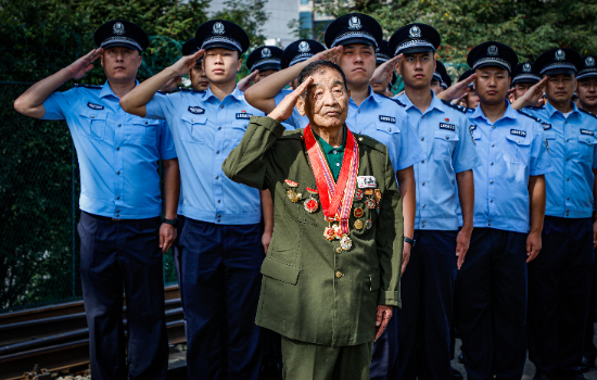 丹东:中朝友谊桥桥头举行 “庆国庆 守平安”主题升旗仪式_fororder_图片28