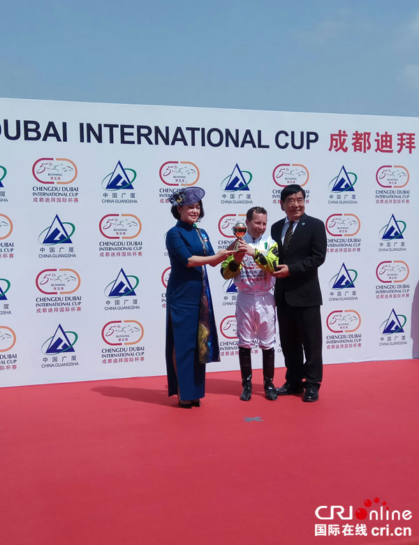 图片默认标题_fororder_外籍骑手喜获奖杯（摄影-郭吉）