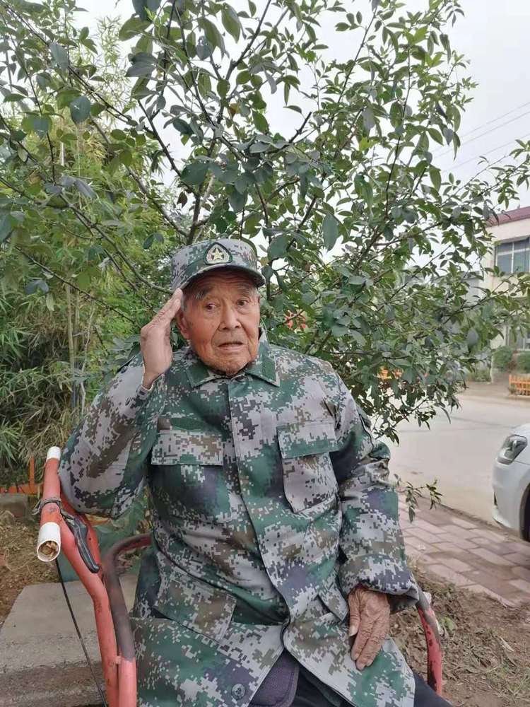 【专题-滚动】郏县93岁退伍老兵的军装梦终于圆了