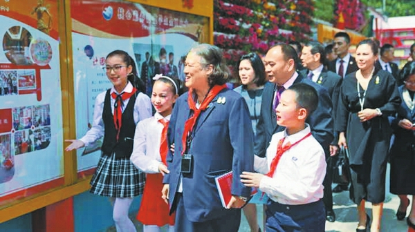 （焦点图，导航成都）泰国诗琳通公主访川首站：到北川地震遗址献花