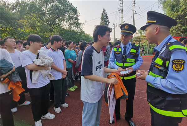 重庆交通执法部门:普法宣传进校园 助推解决出行难_fororder_图片7