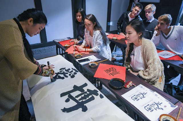 广安：外国留学生小平故里学习中国传统文化