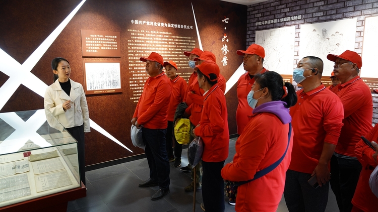保定市满城区残联开展残疾人文化进家庭“五个一”活动_fororder_满城区残联组织该区残疾人一行来到保定红二师纪念馆参观 摄影 王洋