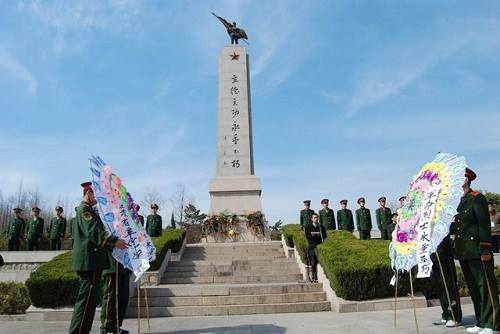 烈士陵园被楼房挡住20年无法祭扫 或追究刑事责任