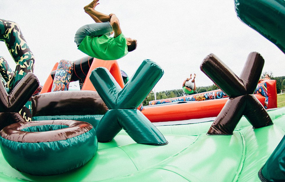 比利时建世界最大充气城堡 长度超两个足球场