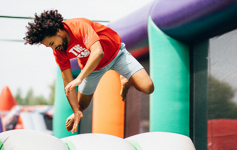 比利时建世界最大充气城堡 长度超两个足球场