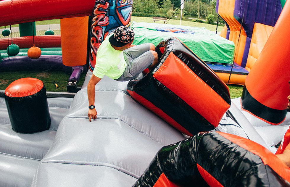 比利时建世界最大充气城堡 长度超两个足球场