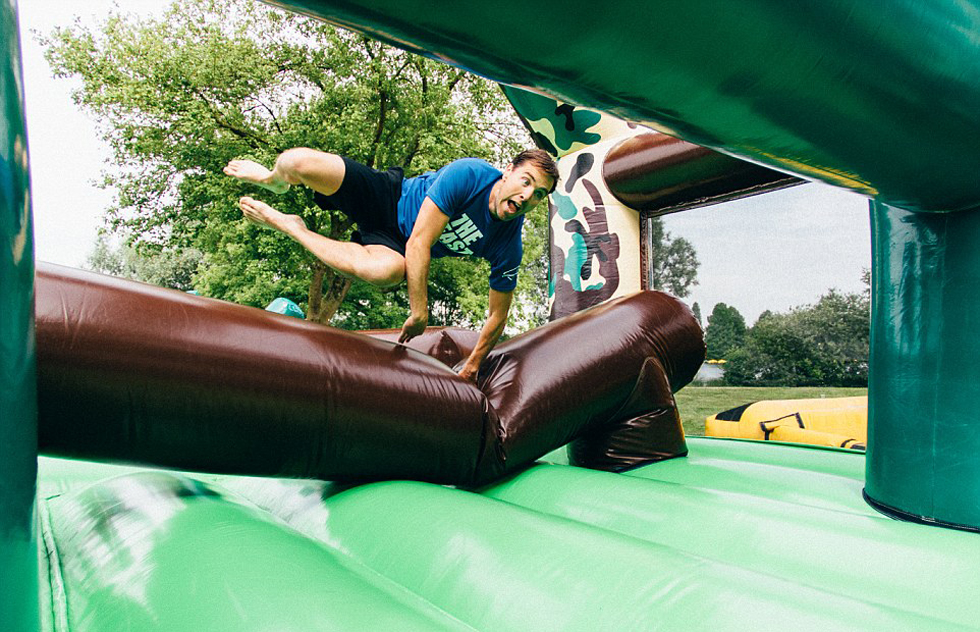 比利时建世界最大充气城堡 长度超两个足球场