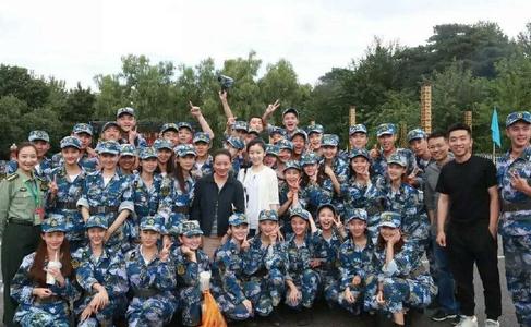 关晓彤班级大合照 国民闺女关晓彤军训照曝光