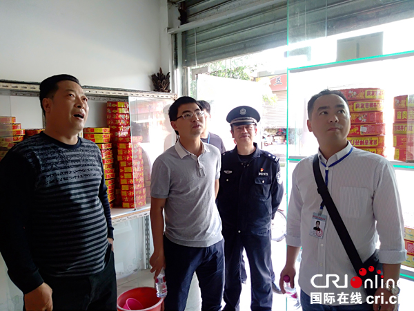 图片默认标题_fororder_清明节前烟花爆竹零售经营检查