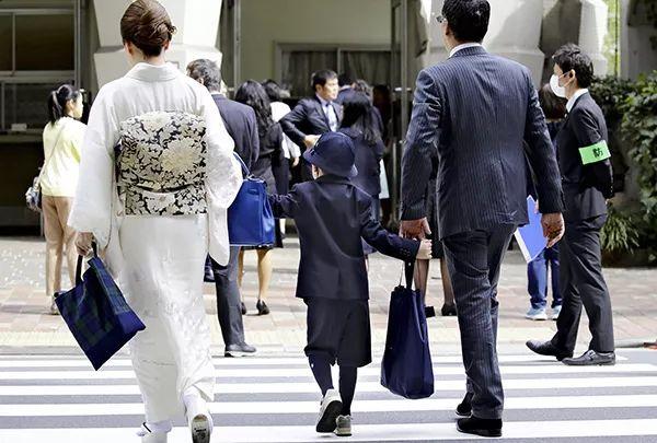 这所日本小学迎开学礼 55名新生穿“阿玛尼校服”