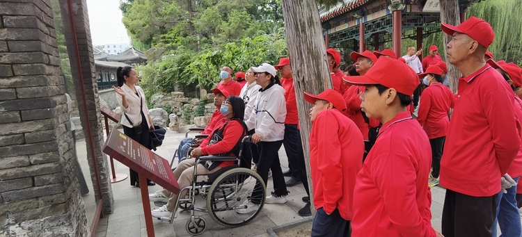 保定市满城区残联开展残疾人文化进家庭“五个一”活动_fororder_满城区残障人士参观红二师纪念馆 摄影 王洋