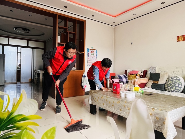 图片默认标题_fororder_图为涞水县涞阳路社区党员志愿者入户为行动不便老人清扫卫生。(李金璐 摄).JPG