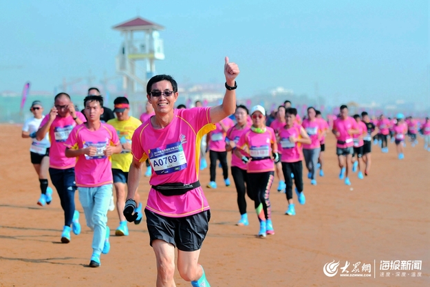 青岛首届沙滩马拉松在青岛西海岸新区举行
