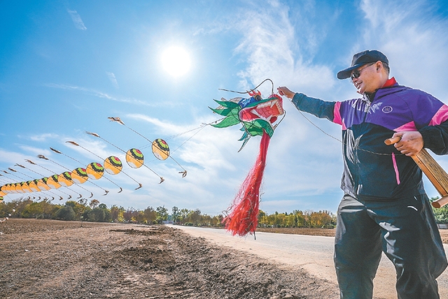 京津冀风筝高手上演精彩对决 京津冀风筝高手上演精彩对决