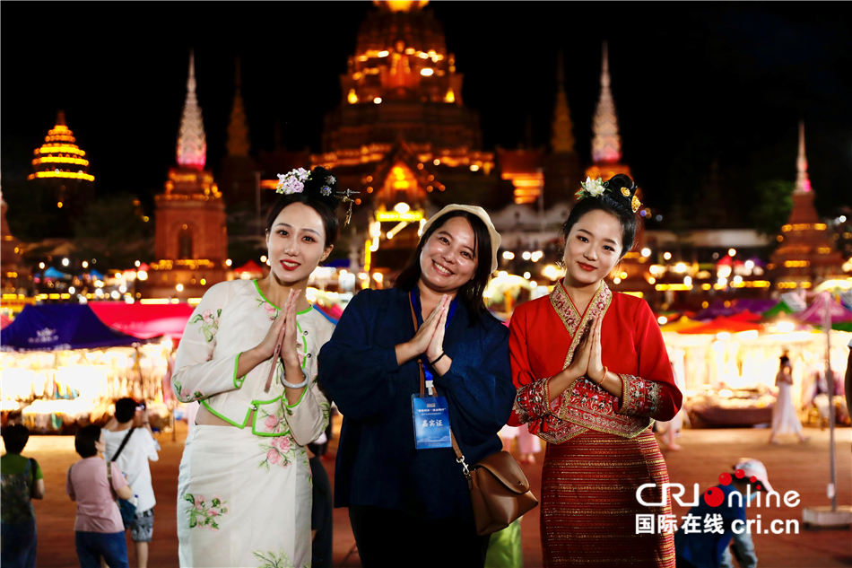 两岸媒体人打卡告庄西双景夜市  感受西双版纳“夜经济”_fororder_f2de118990124f87be6fec8f7a89938c