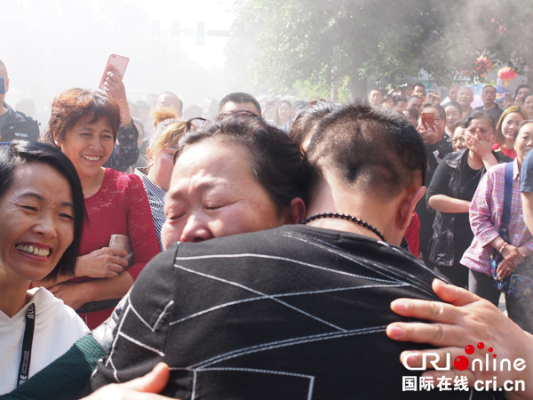 图片默认标题_fororder_拥着儿子，魏春枝泣不成声