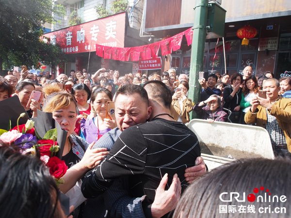 图片默认标题_fororder_父子相拥