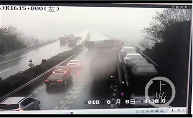 司机高速上处置事故背后冲来车 一声&quot;快跑&quot;救他命