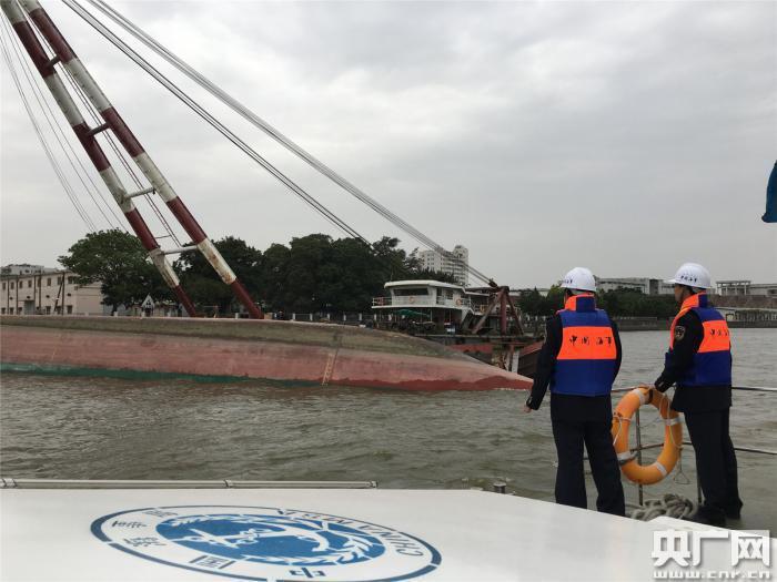 广州两货船碰撞致一船翻扣 4名落水船员全部获救