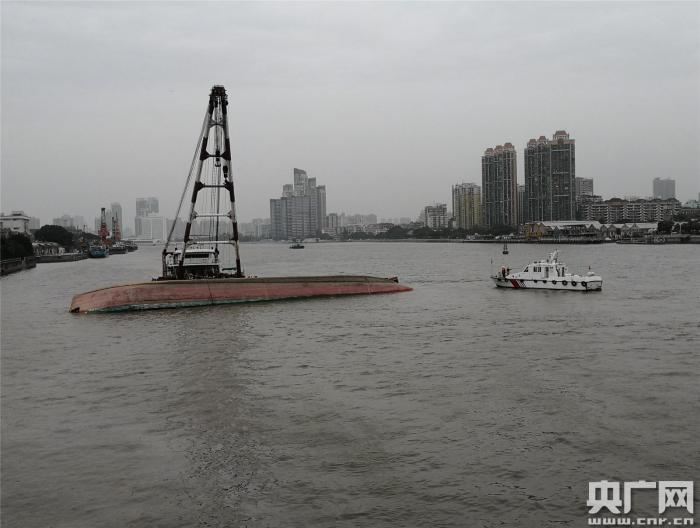 广州两货船碰撞致一船翻扣 4名落水船员全部获救