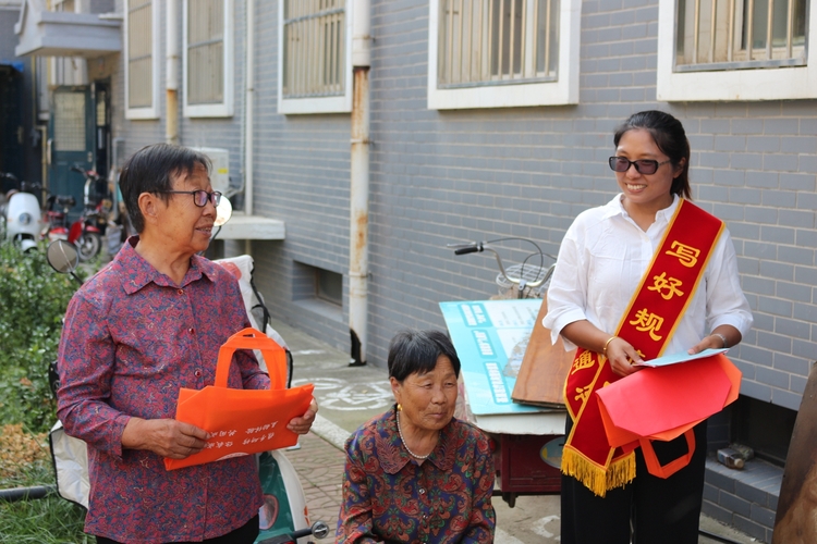 保定市满城区:推广普通话 奋进新征程_fororder_满城区语委办人员向社区居民发放宣传资料 摄影 康小江