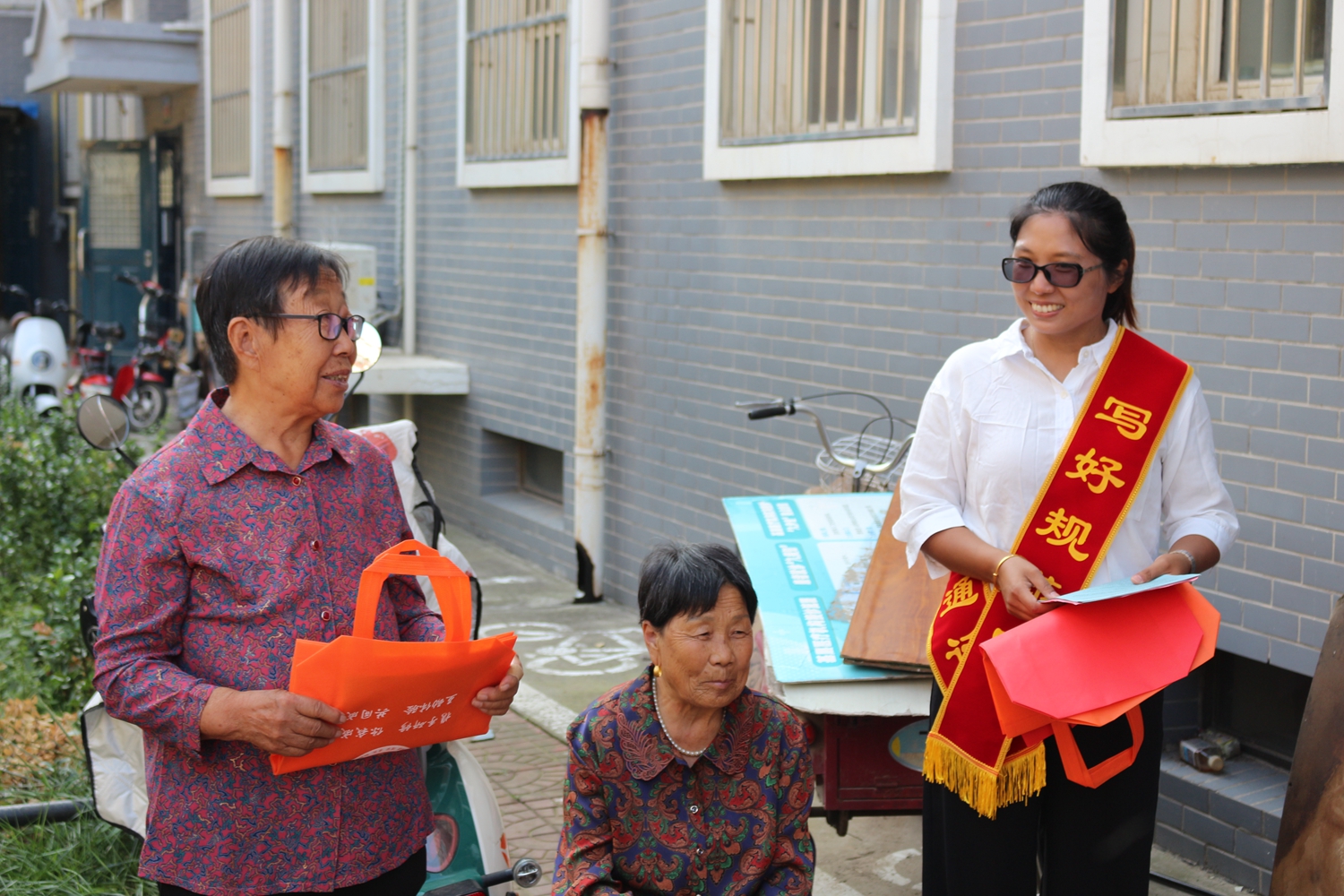 保定市满城区:推广普通话 奋进新征程_fororder_满城区语委办人员向社区居民发放宣传资料 摄影 康小江