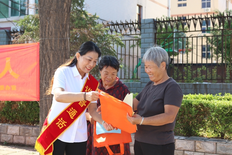 保定市满城区:推广普通话 奋进新征程_fororder_满城区语委办工作人员耐心细致地为居民讲解 摄影 康小江