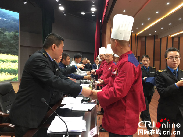 图片默认标题_fororder_2首批股东领到分红（摄影：曾雯婷）