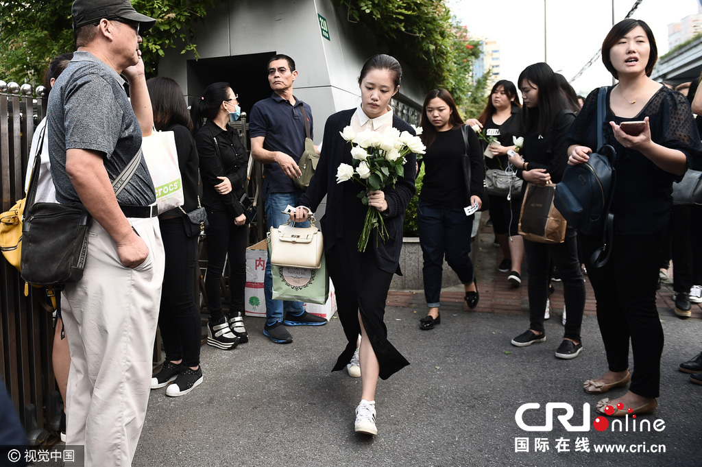 乔任梁追悼会粉丝痛哭拿白花寄哀思 警察维持秩序