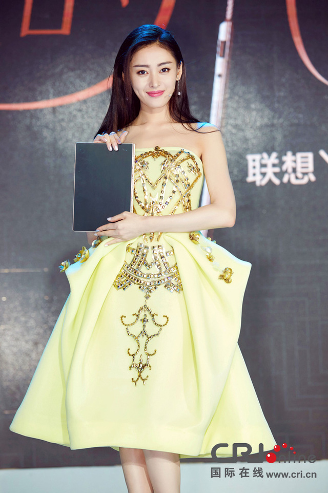 张天爱任形象大使香肩美腿似芭比 显少女本色