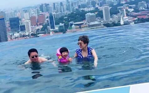 王力宏带女儿游泳他们在水里享受天伦之乐组图