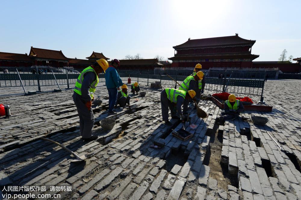 故宫对损毁地面地砖进行大面积修补