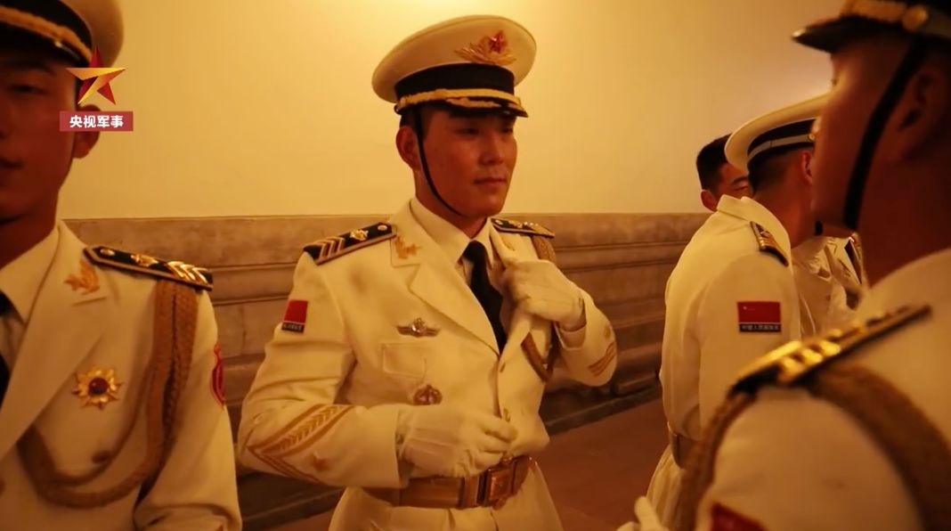 央视新闻■最后一次升旗，他们挥泪告别……