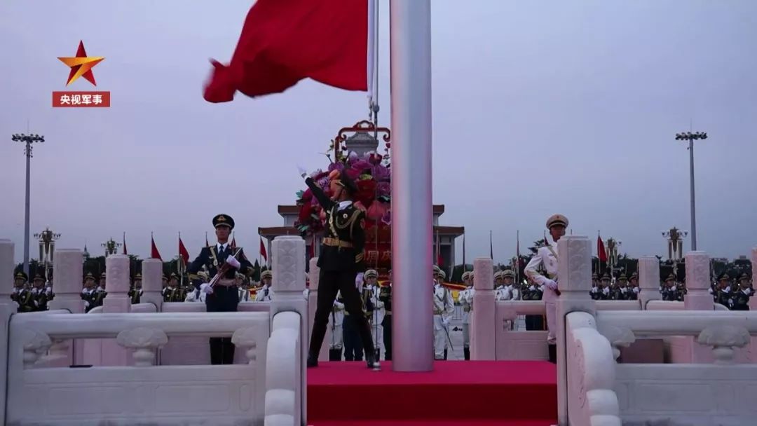 央视新闻■最后一次升旗，他们挥泪告别……