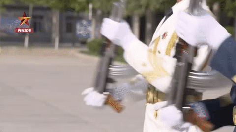 央视新闻■最后一次升旗，他们挥泪告别……