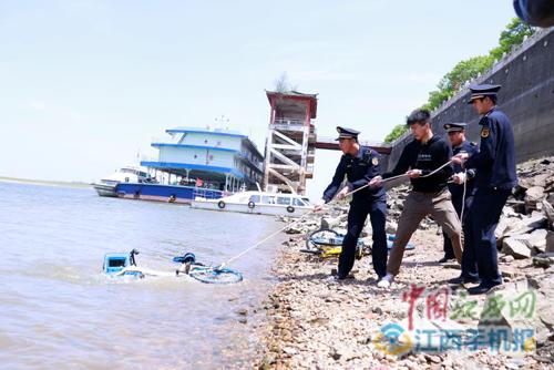 南昌大量共享单车被抛进赣江 城管半天捞出600多辆