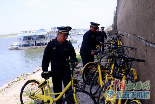 南昌大量共享单车被抛进赣江 城管半天捞出600多辆
