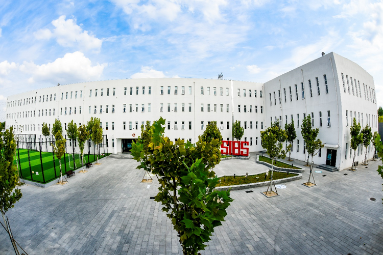 君诚国际双语学校校长张爱君:用爱倾注塑造理想的学校