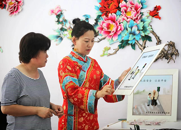 河北丰宁:非遗“布糊”艺术助力交通安全 传递文明出行理念_fororder_郝如香与员工交流制作细节 拍摄程里