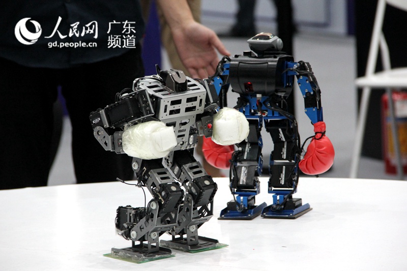 广东“互联网+”博览会：看机器人“十八般武艺”