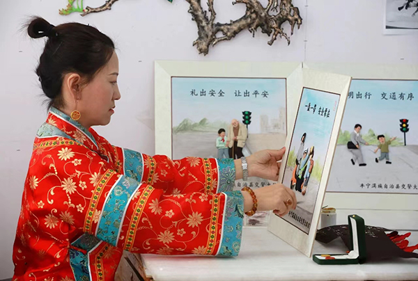 河北丰宁:非遗“布糊”艺术助力交通安全 传递文明出行理念_fororder_郝如香整理布糊作品 拍摄程里