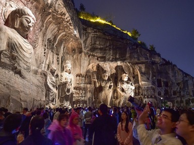 Longmen Grottoes in Henan pulls night crowds