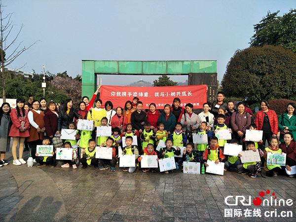 图片默认标题_fororder_学校老师、家长代表与全体小朋友合影留念