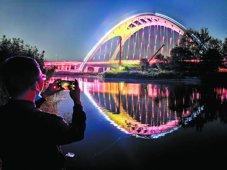 河北石家庄:复兴大街夜景成为市民的“心头好”_fororder_1