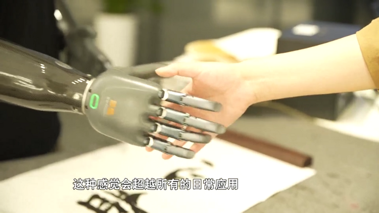 亮相开幕式参与点火 智能仿生手有何超能力?