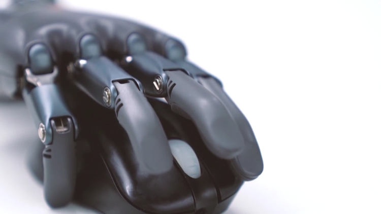 亮相开幕式参与点火 智能仿生手有何超能力?